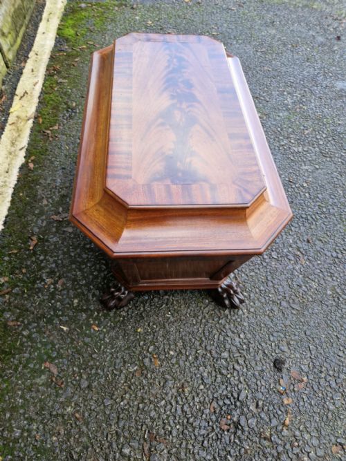 fig 1. GOOD GEORGIAN MAHOGANY WINE COOLER IN THE MANNER OF GILLOWS