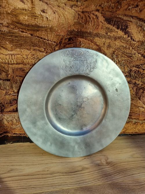 37 Cm Late17thc /E18thc Pewter Dished Charger with Coat of Arms