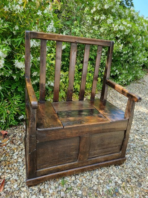 fig 1. A RARE SMALL 18THC WELSH OAK AND PINE BOX SEAT SETTLE.