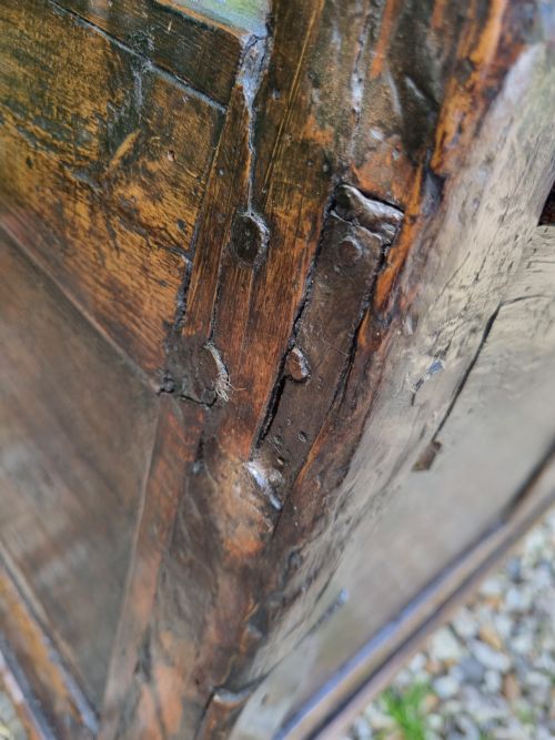 fig 2. A RARE SMALL 18THC WELSH OAK AND PINE BOX SEAT SETTLE.