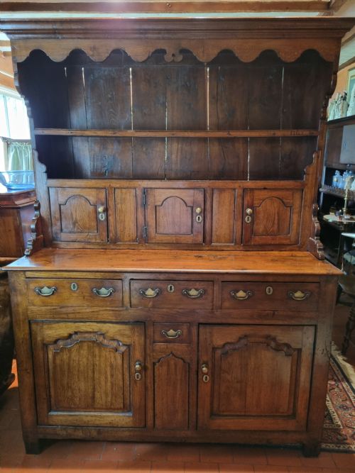 fig 3. RARE SMALL TRANSITIONAL MID 18THC LLANRWST OAK DRESSER C1750