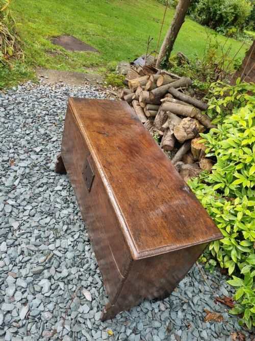 fig 1. AN LATE 17THC/E18THC ELM 6 PLANK COFFER 