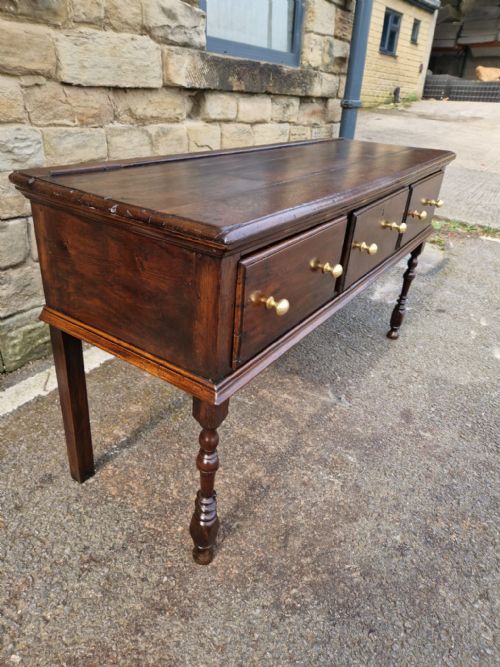 ORIGINAL 18THC OAK DRESSERSERVING BASE ON TURNED LEGS - ADDITIONAL PHOTO 2