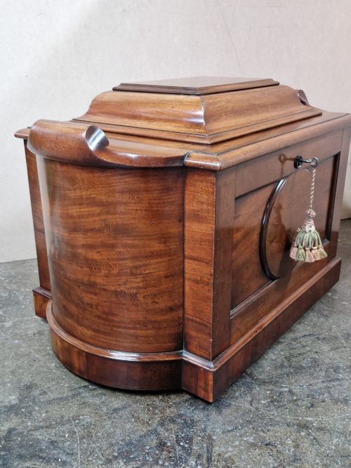E19THC MAHOGANY WINE COOLER OF LARGE PROPORTIONS - ADDITIONAL PHOTO 5