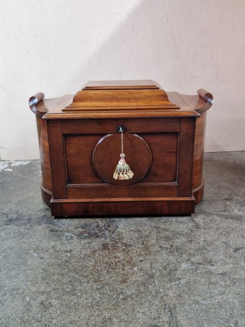 E19THC MAHOGANY WINE COOLER OF LARGE PROPORTIONS - ADDITIONAL PHOTO 6