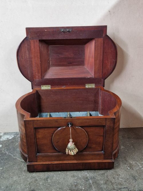 E19THC MAHOGANY WINE COOLER OF LARGE PROPORTIONS - ADDITIONAL PHOTO 7