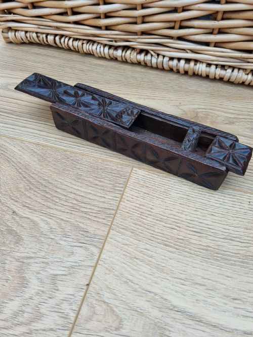 17thc Oak Chip Carved Oak Pen/quillbox with Nib Division