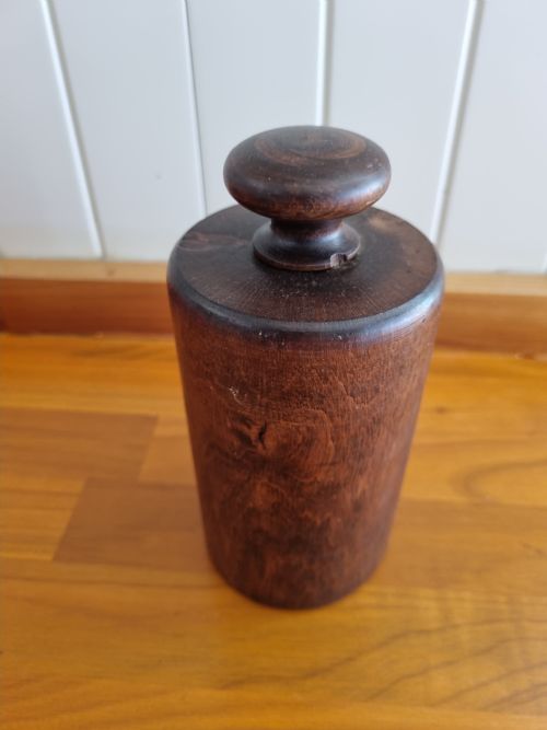 fig 1. RARE SET OF 3 19THC TREEN PIE MOULDS.