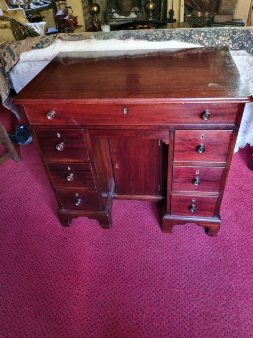 EXTREMELY UNUSUAL 18THC KNEEHOLE DESK IN MAHAGANY