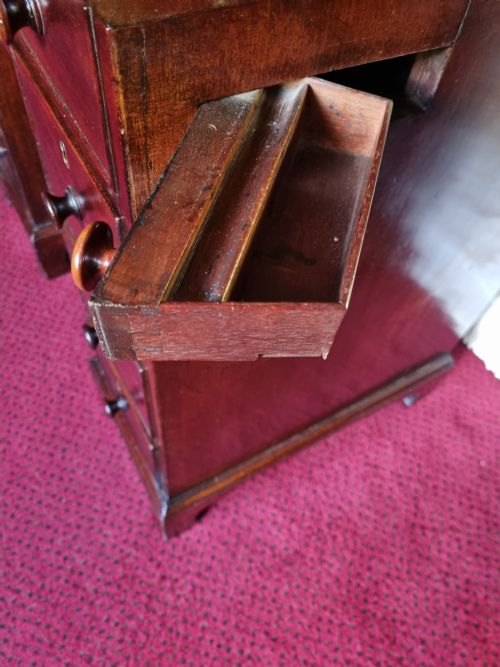 EXTREMELY UNUSUAL 18THC KNEEHOLE DESK IN MAHAGANY - ADDITIONAL PHOTO 6