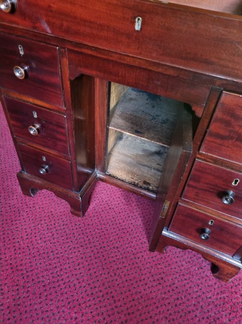 EXTREMELY UNUSUAL 18THC KNEEHOLE DESK IN MAHAGANY - ADDITIONAL PHOTO 7