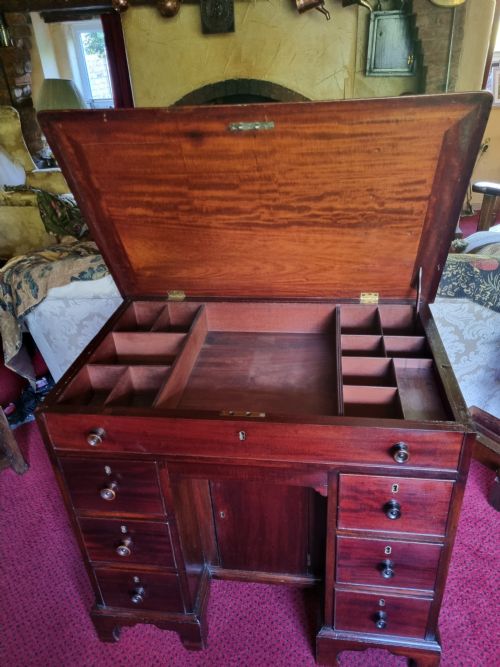 EXTREMELY UNUSUAL 18THC KNEEHOLE DESK IN MAHAGANY - ADDITIONAL PHOTO 8
