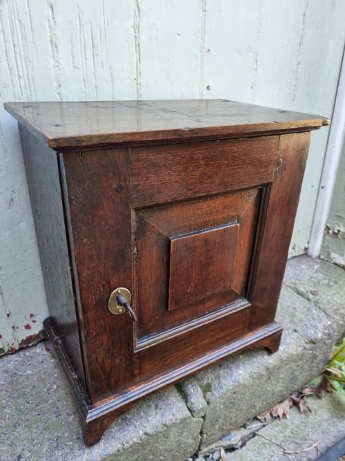 GOOD SMALL 18THC NORTH COUNTRY OAK SPICE CUPBOARD - ADDITIONAL PHOTO 2