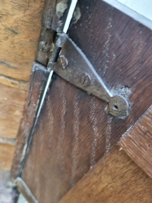 GOOD SMALL 18THC NORTH COUNTRY OAK SPICE CUPBOARD - ADDITIONAL PHOTO 3