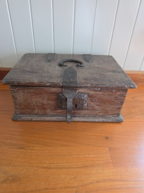 L16THE17THC SMALL OAK TRAVELLING STRONG BOX