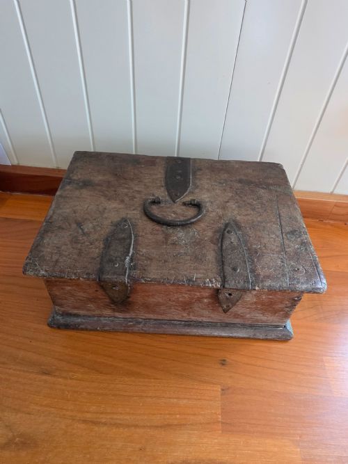 L16THE17THC SMALL OAK TRAVELLING STRONG BOX - ADDITIONAL PHOTO 1