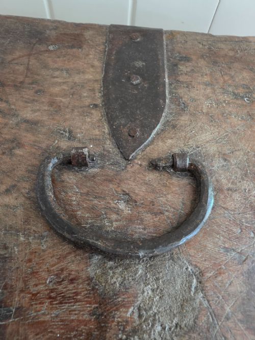 L16THE17THC SMALL OAK TRAVELLING STRONG BOX - ADDITIONAL PHOTO 3