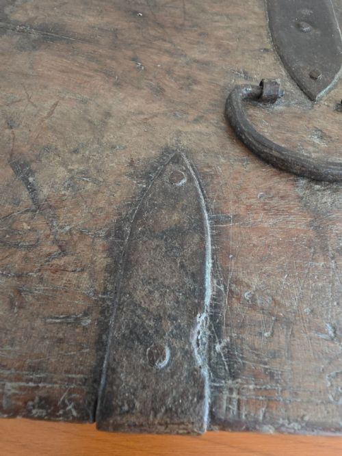 L16THE17THC SMALL OAK TRAVELLING STRONG BOX - ADDITIONAL PHOTO 4