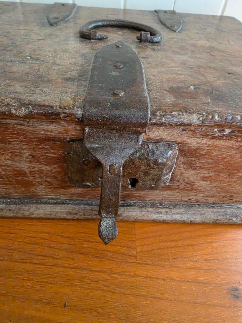 L16THE17THC SMALL OAK TRAVELLING STRONG BOX - ADDITIONAL PHOTO 6