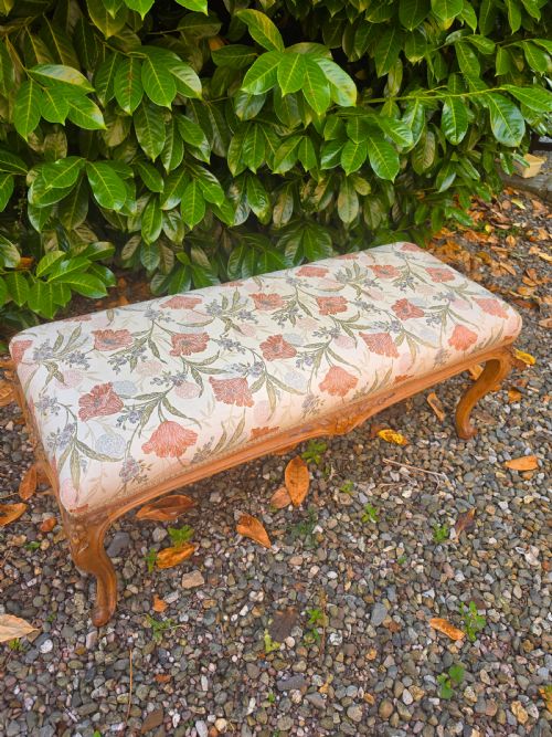 GOOD LARGE 19THC WALNUT CABRIOLE LEG STOOL