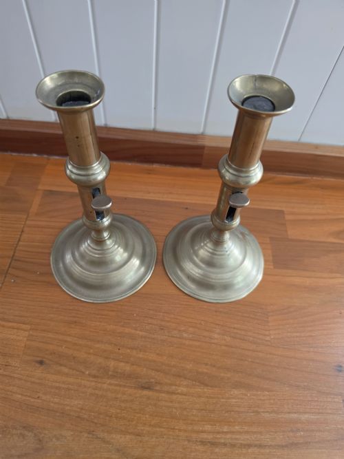 MID 18THC PAIR OF SEAMED BRASS EJECTOR CANDLESTICKS - ADDITIONAL PHOTO 4