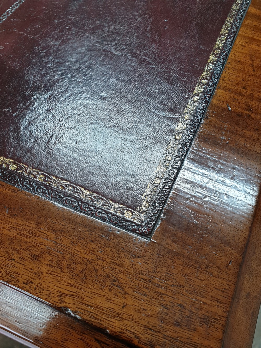  QUALITY ANTIQUE MAHOGANY 3 PART DESK OF MEDIUM SIZE . View VIII
