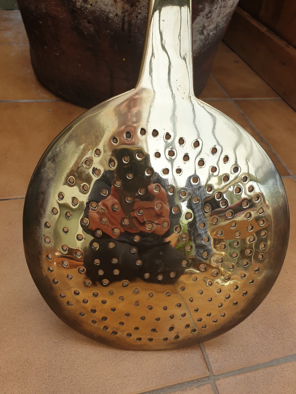 AN 18THC BRASS CIRCULAR SKIMMER IN SUPERB CONDITION View III