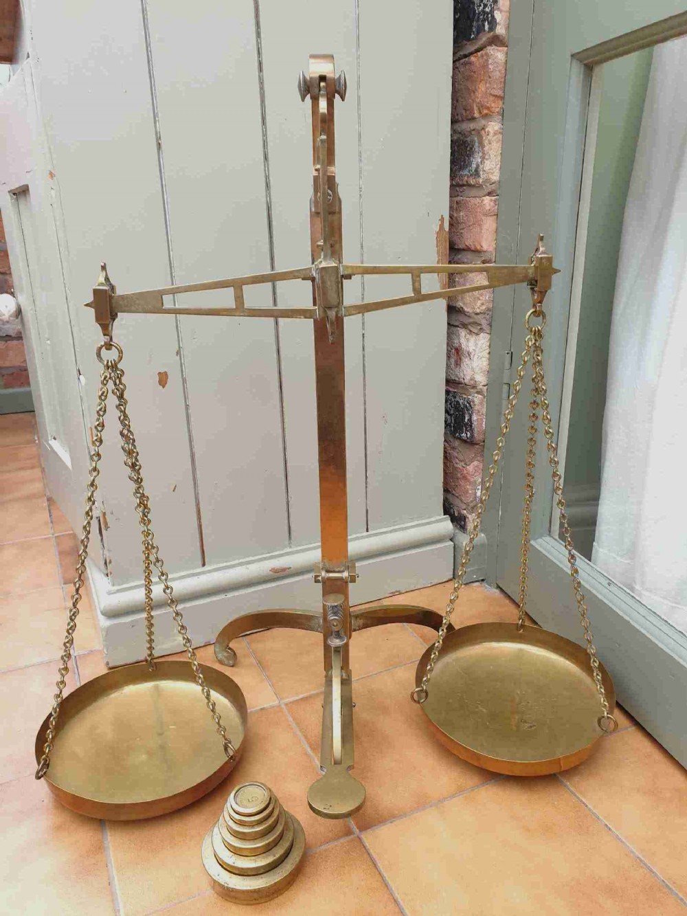 GOOD SET OF 19THC BRASS BANKERS SCALES AND WEIGHTS