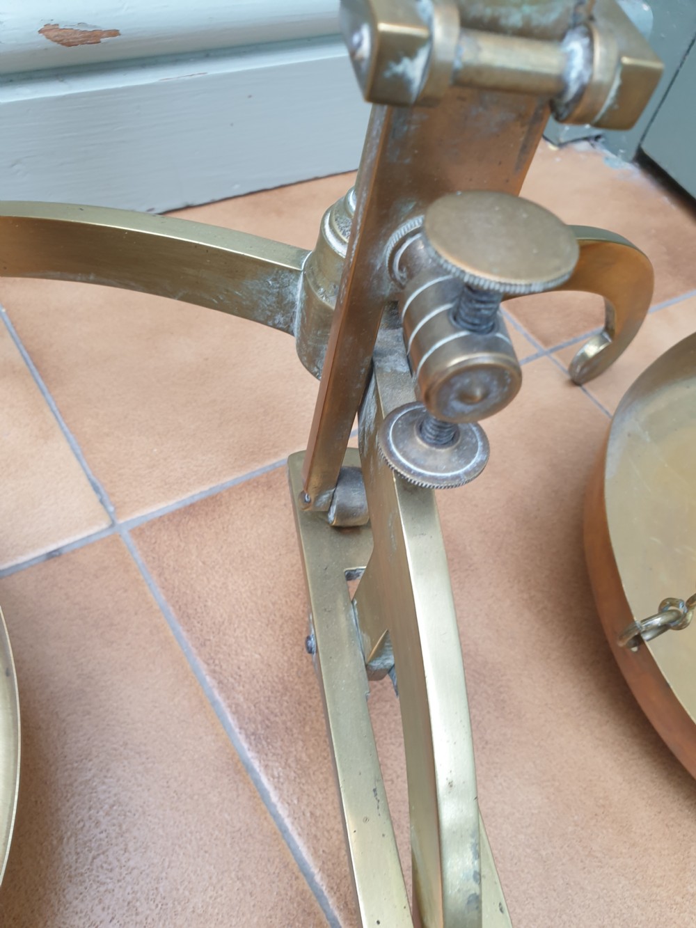 GOOD SET OF 19THC BRASS BANKERS SCALES AND WEIGHTS View IV