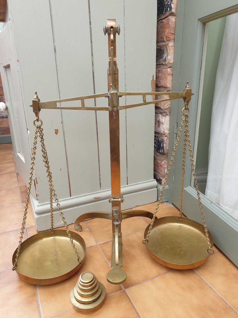 GOOD SET OF 19THC BRASS BANKERS SCALES AND WEIGHTS View V