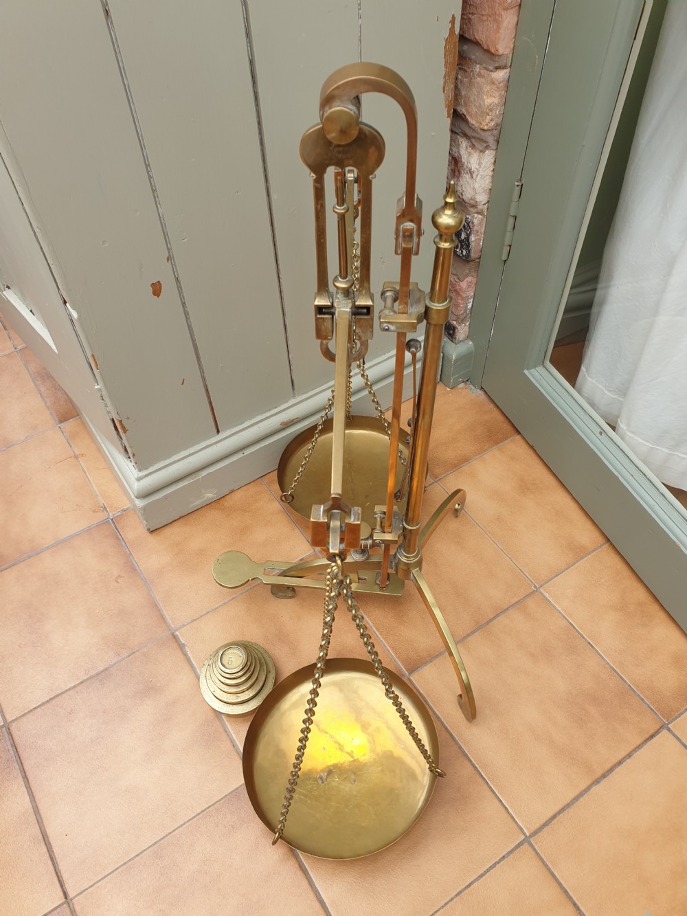 GOOD SET OF 19THC BRASS BANKERS SCALES AND WEIGHTS View VI