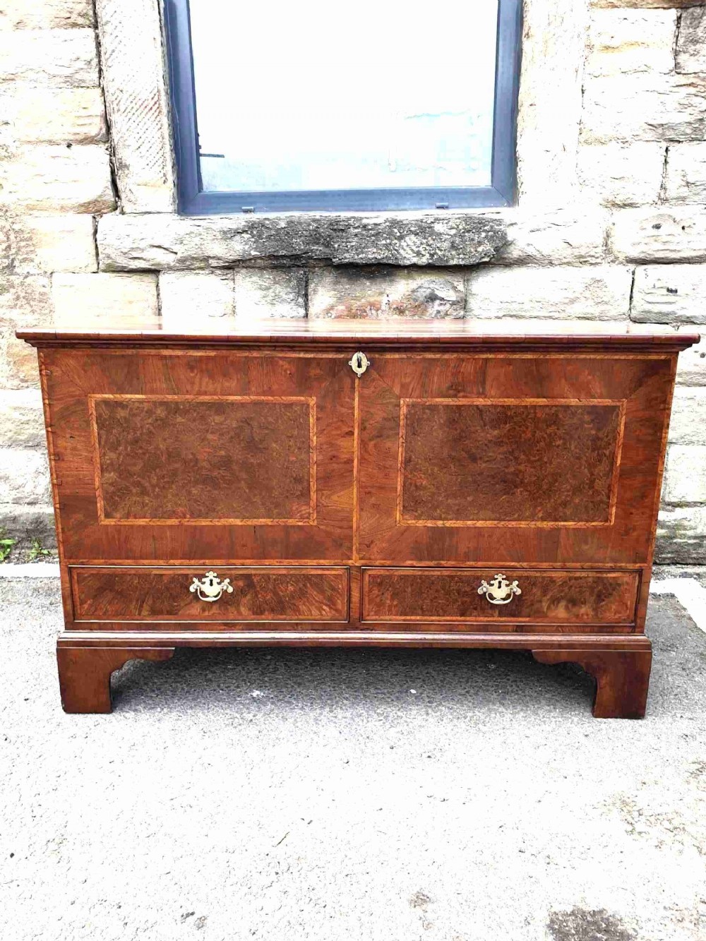  EARLY 18THC WALNUT AND BURR WALNUT MULE CHEST WITH DRAWERS 