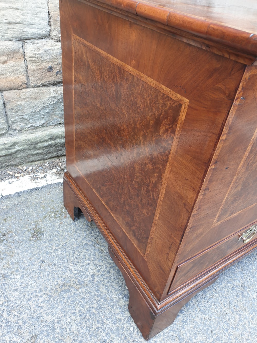  EARLY 18THC WALNUT AND BURR WALNUT MULE CHEST WITH DRAWERS  View III