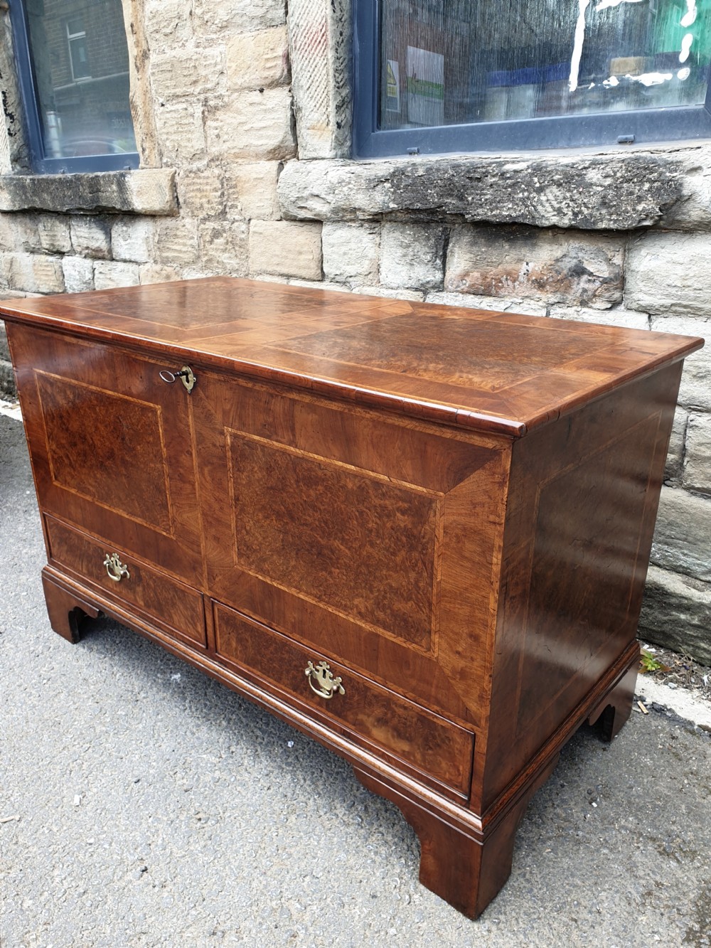  EARLY 18THC WALNUT AND BURR WALNUT MULE CHEST WITH DRAWERS  View VI