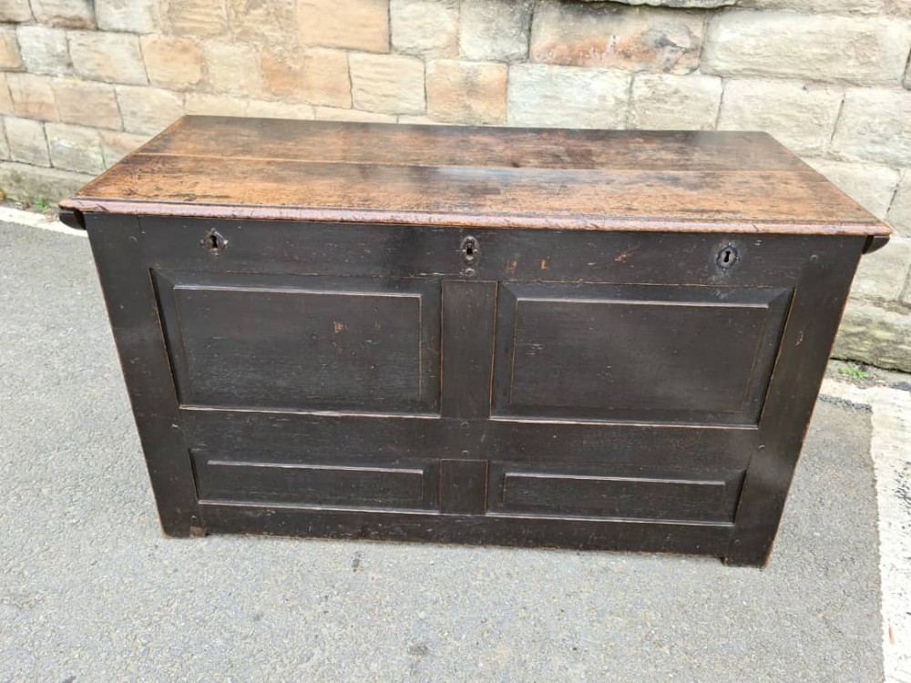 A ORIGINAL EARLY 18THC WELSH PATINATED OAK CHURCHWARDENS COFFER.
