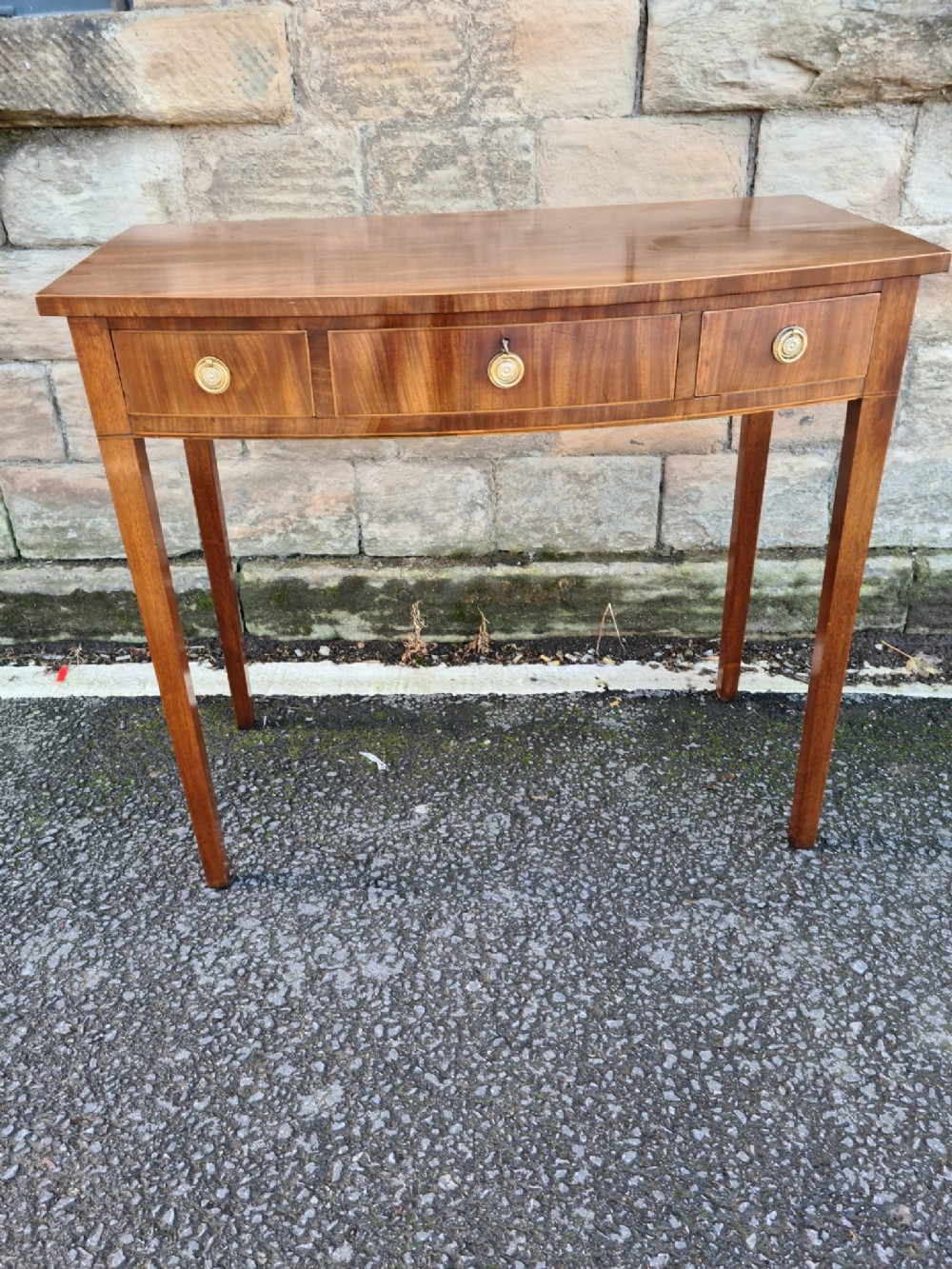 A NEAT GEORGIAN 3 DRAWER MAHOGANY SIDE /HALL TABLE