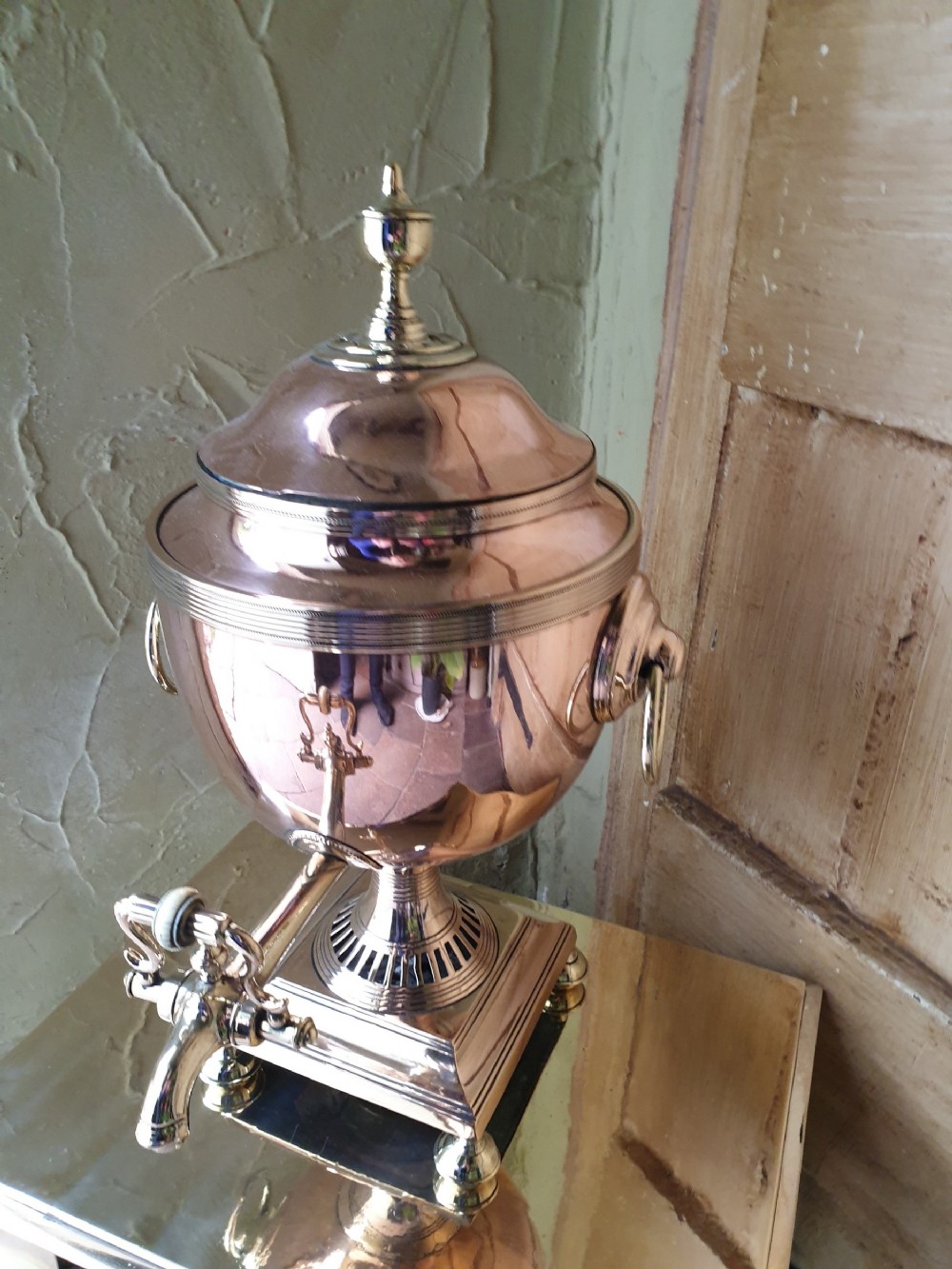 AN ANTIQUE EARLY 19THC COPPER SAMOVAR (HOT WATER) DISPENSER