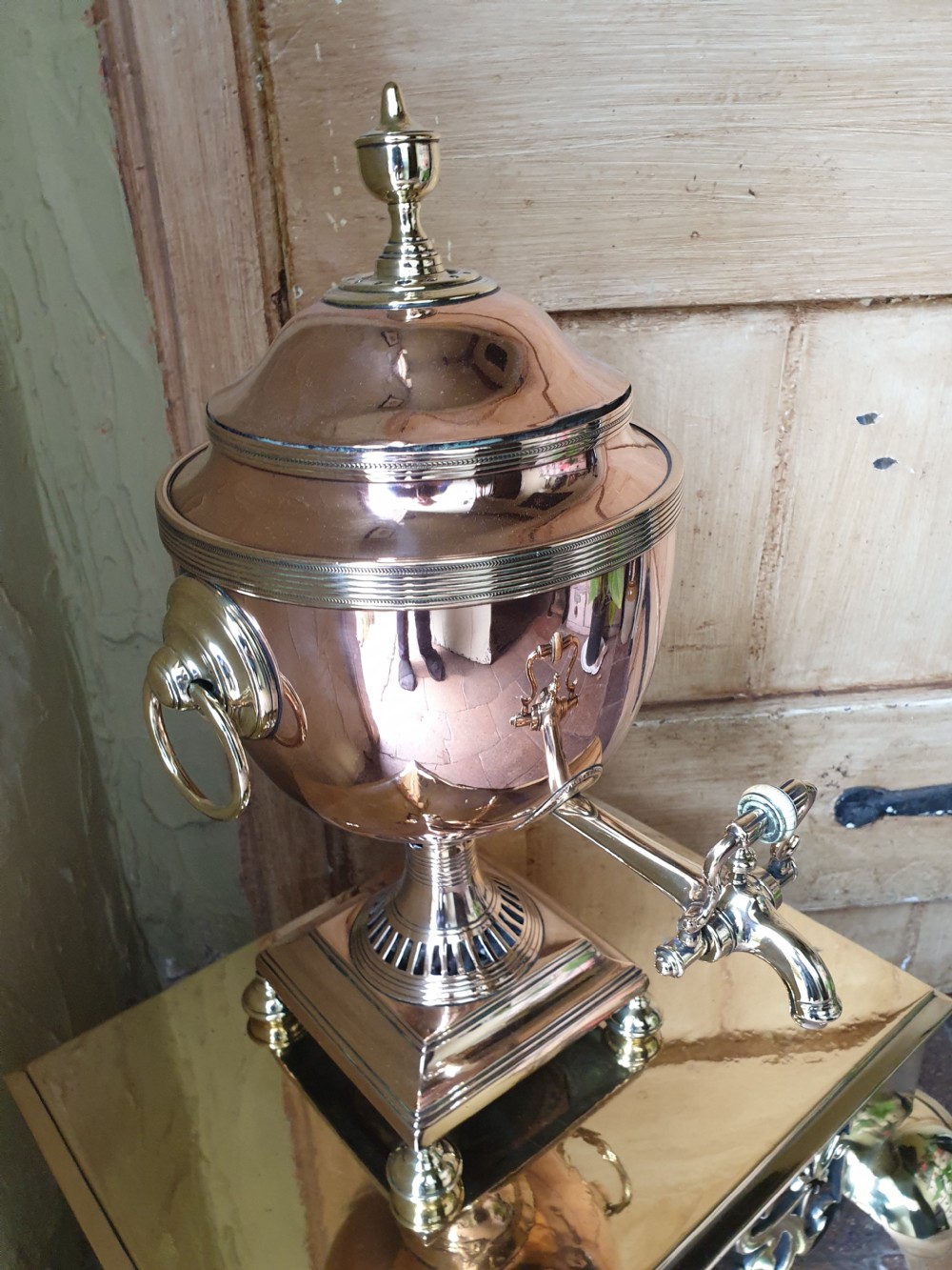 AN ANTIQUE EARLY 19THC COPPER SAMOVAR (HOT WATER) DISPENSER View II