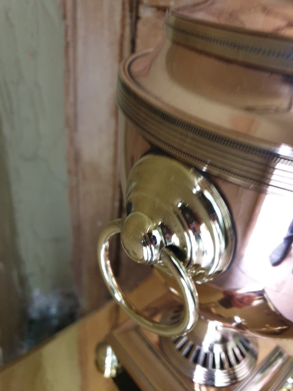 AN ANTIQUE EARLY 19THC COPPER SAMOVAR (HOT WATER) DISPENSER View III