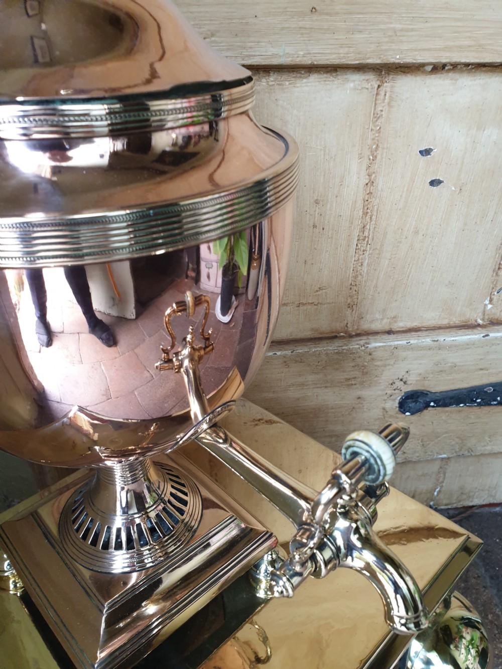 AN ANTIQUE EARLY 19THC COPPER SAMOVAR (HOT WATER) DISPENSER View V