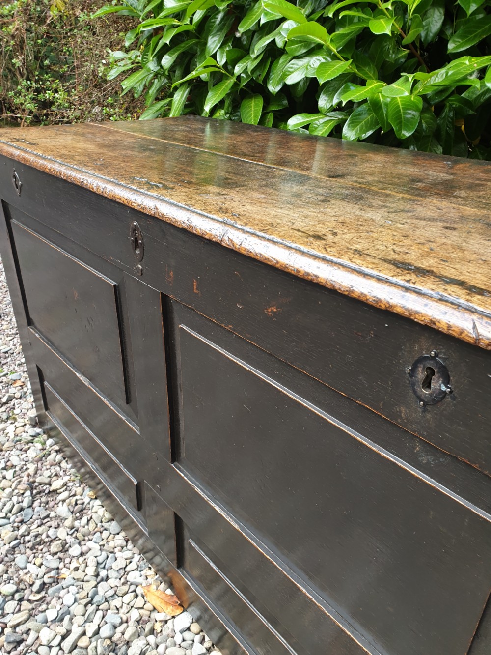 A ORIGINAL EARLY 18THC WELSH PATINATED OAK CHURCHWARDENS COFFER. View VIII