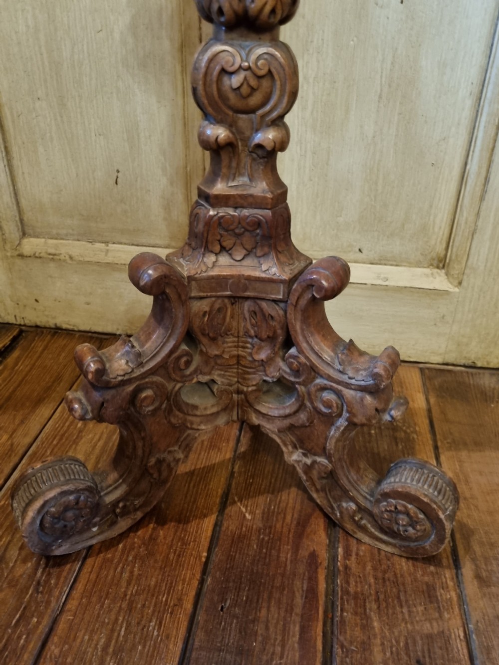 ANTIQUE 18THC ITALIAN CARVED WALNUT TORCHERE STAND View III