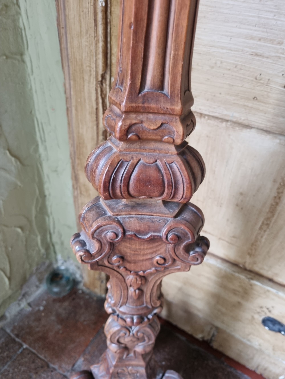 ANTIQUE 18THC ITALIAN CARVED WALNUT TORCHERE STAND View VI