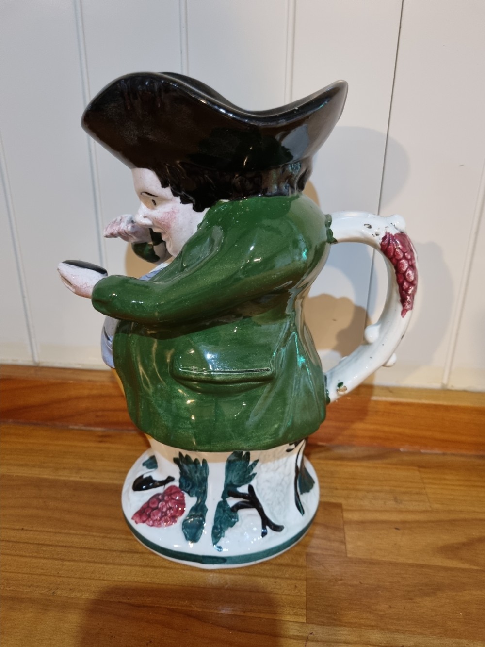 A LARGE 19TH C SCOTTISH TOBY JUG OF THE SNUFFTAKER IN CLASSIC SCOTTISH COLOURS View IV