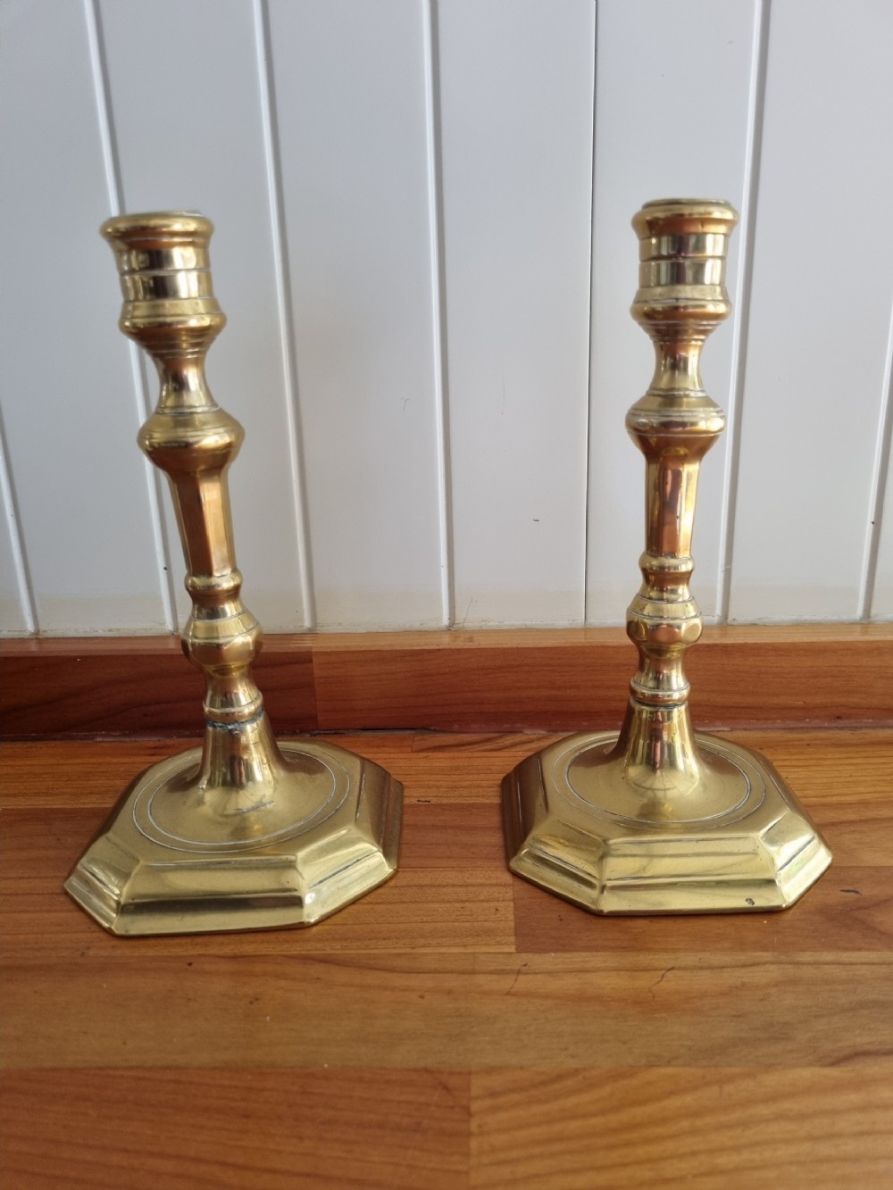 PAIR OF GEORGIAN BRASS CANDLESTICKS WITH OCTAGONAL BASES