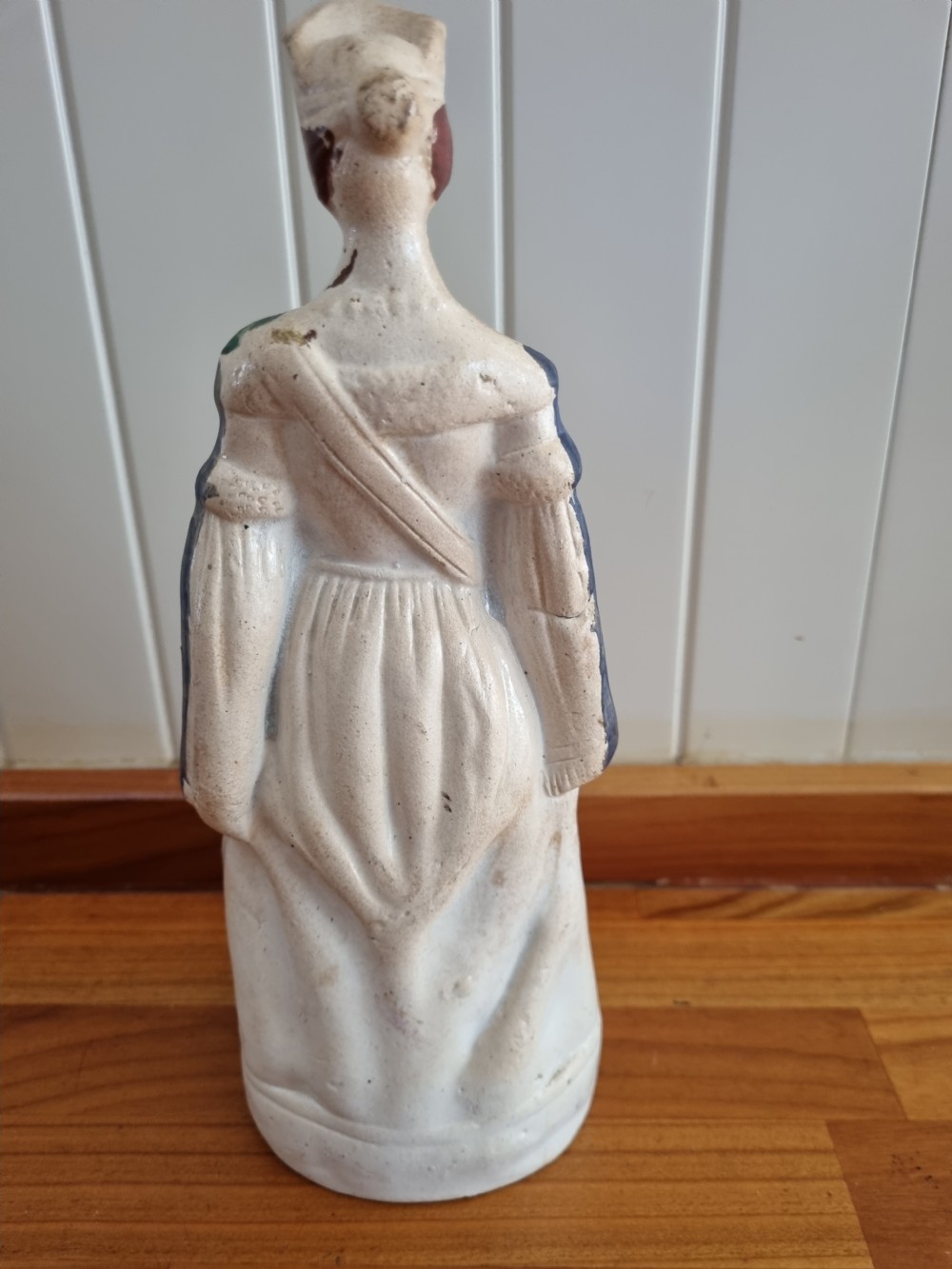 UNUSUAL 19THC STAFFORDSHIRE FIGURE OF YOUNG QUEEN VICTORIA View IV