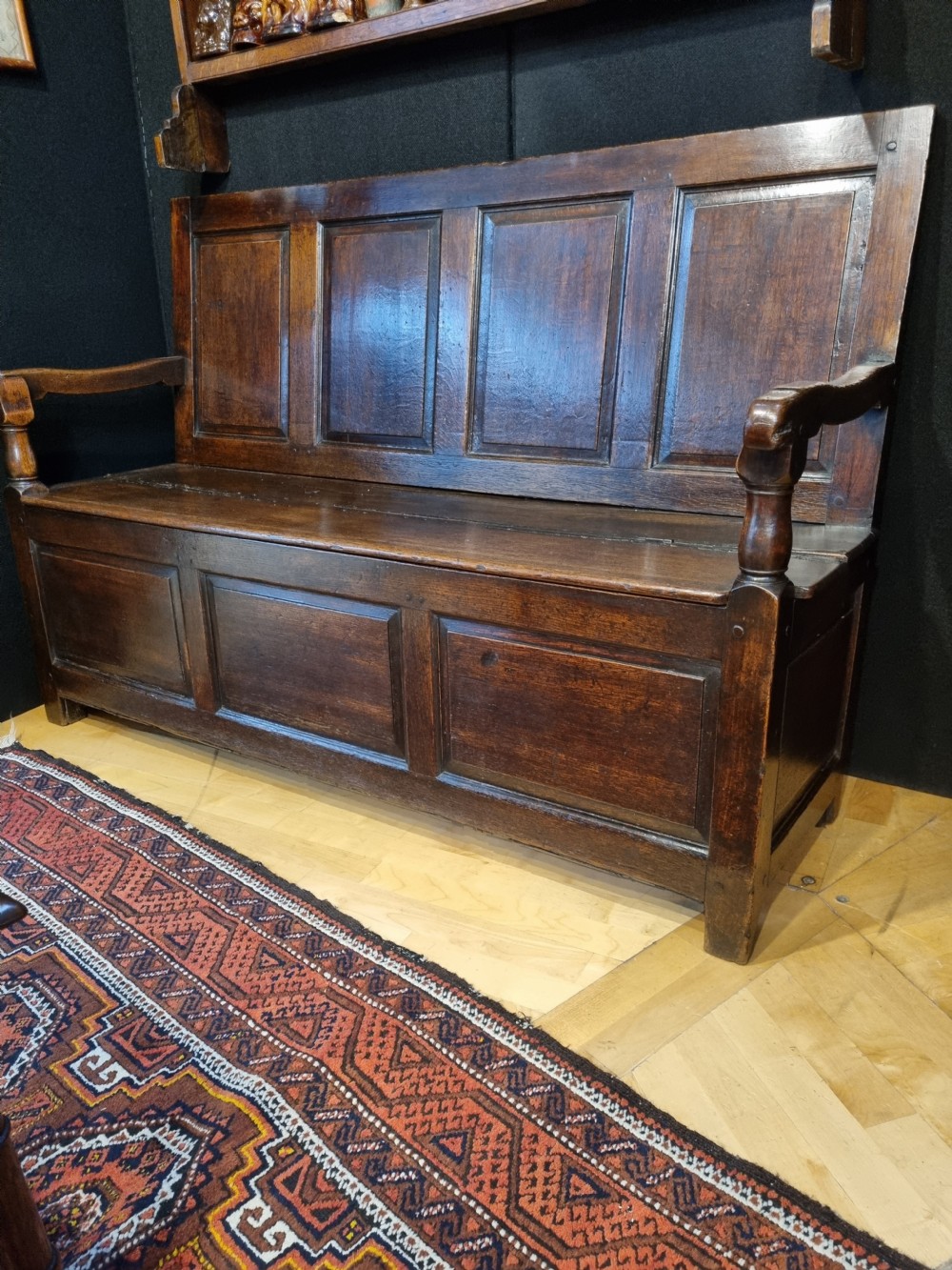 18TH CENTURY BOX SETTLE /SEAT IN OAK WITH AMPLE STORAGE View II