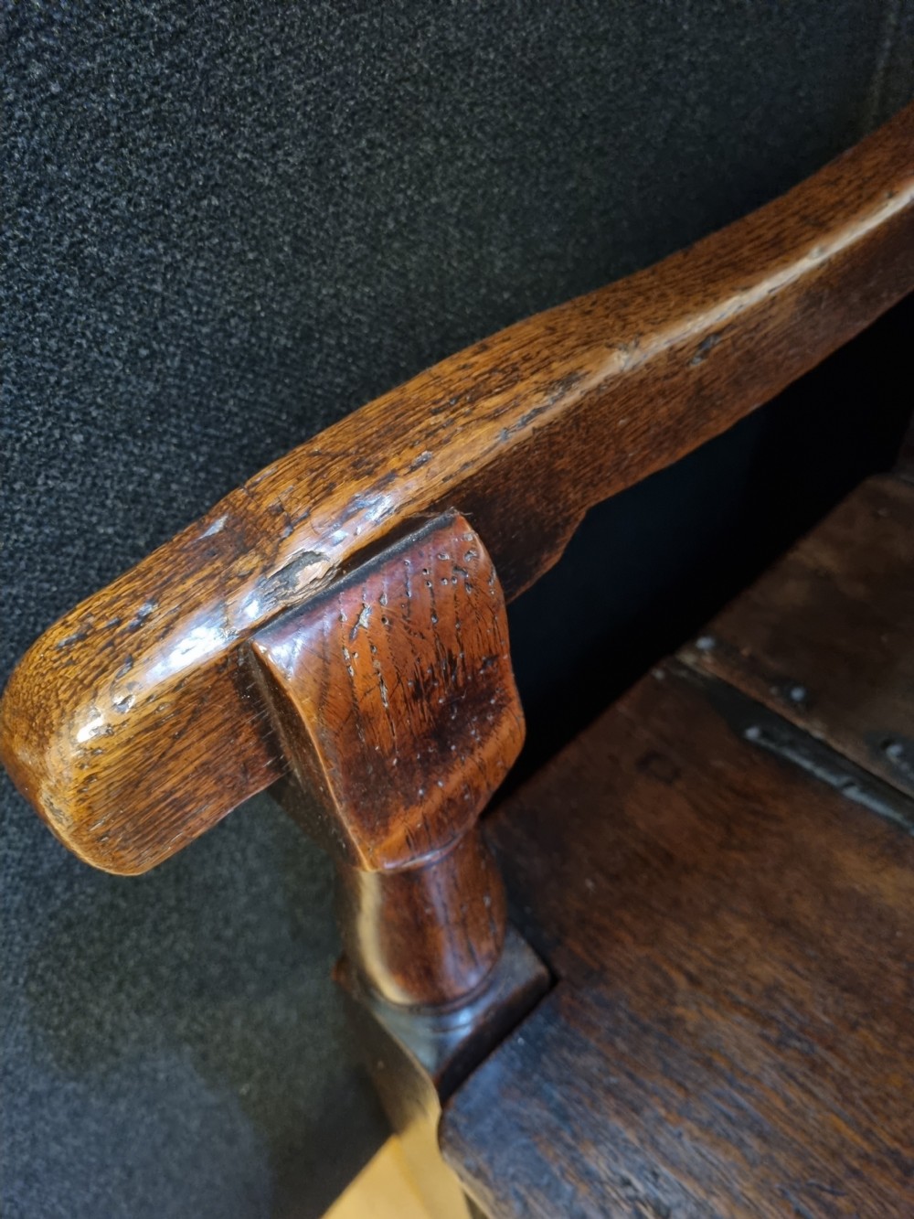 18TH CENTURY BOX SETTLE /SEAT IN OAK WITH AMPLE STORAGE View III