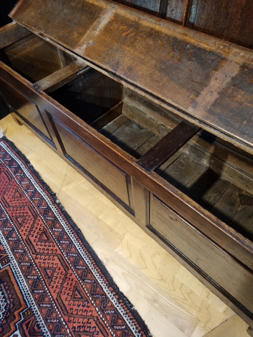 18TH CENTURY BOX SETTLE /SEAT IN OAK WITH AMPLE STORAGE View V