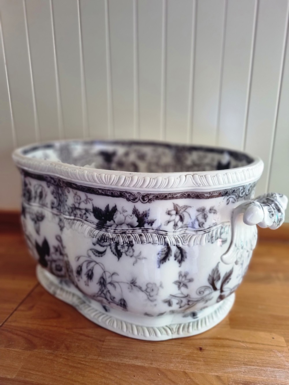 DECORATIVE 19THC LARGE POTTERY FOOTBATH View II